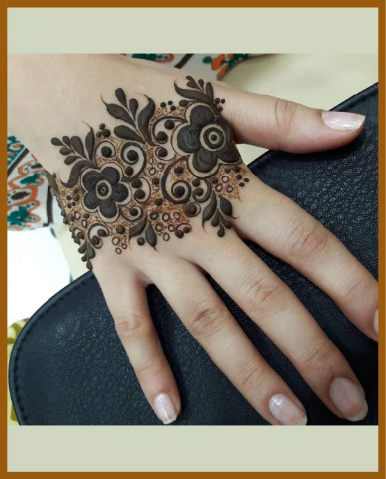 Bold Elements In Simple Back Hand Mehndi Bold Elements In Simple Back Hand Mehndi